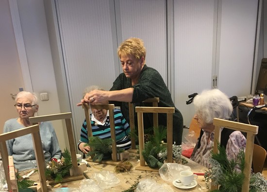 Kerststukjes maken bij de dagbesteding