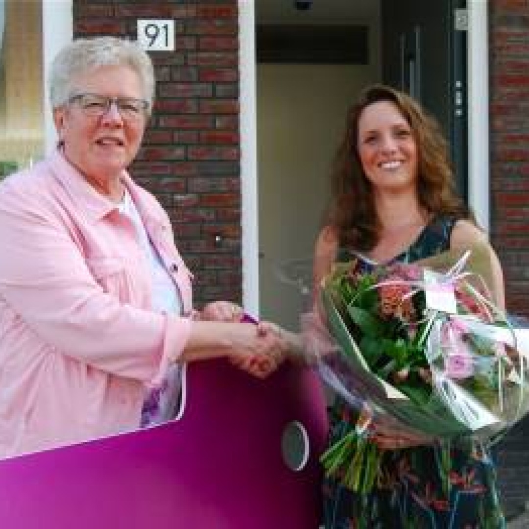 Eerste sleutel uitgereikt aan bewoonster nieuwbouw Roodenburg ...