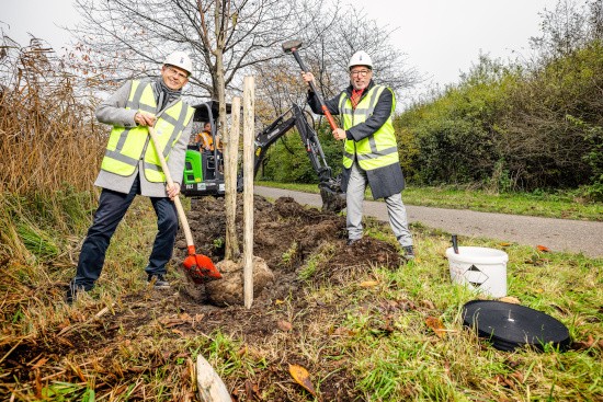 Start plantseizoen met eerste boom