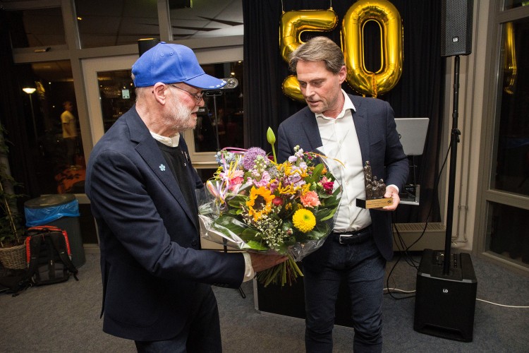 Waarderingsgeschenk gemeente Hoeksche Waard voor Jan Tolenaars van zaalvoetbalvereniging Dissidenten