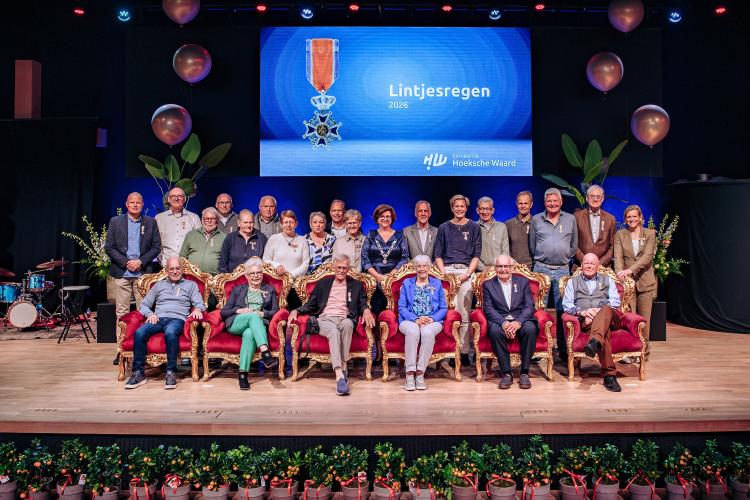 Lintjesregen 2026: 26 Hoeksche Waarders Koninklijk onderscheiden