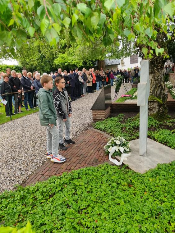 Bloemenhulde bij Indisch monument 's-Gravendeel