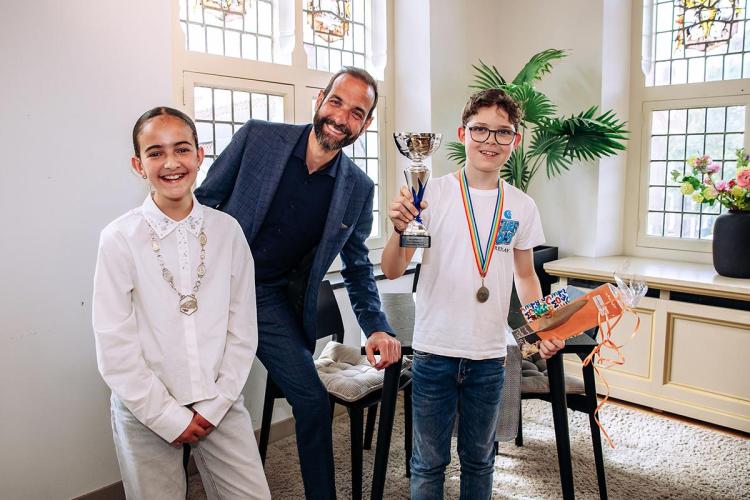 Senne Lagerburg wint de Hoeksche Verhalenwedstrijd