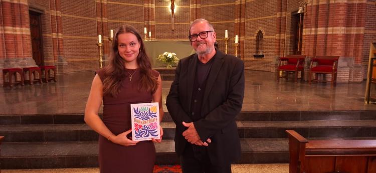 Romy Kersten vanuit RK Antoniuskerk woensdag op RTV Dordrecht bij Ad van den Herik
