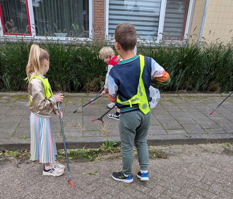 Leerlingen De Bouwsteen leren over afval en brengen kennis direct in praktijk