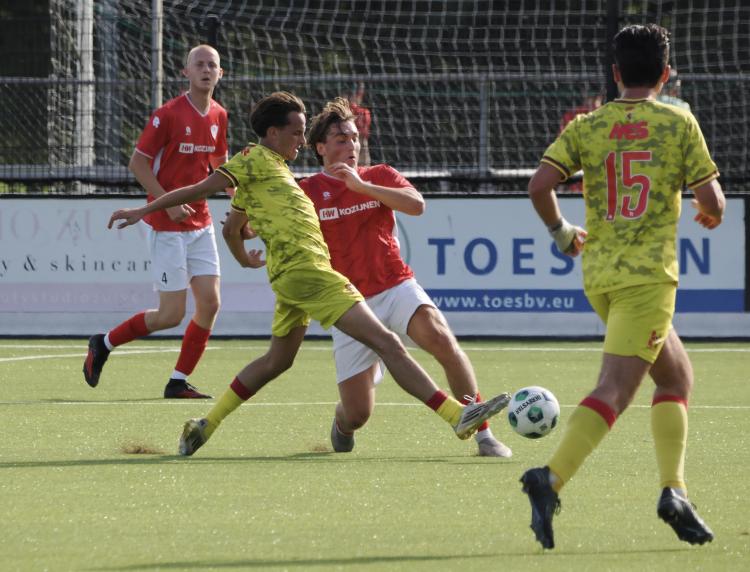 Nederlaag VV 's-Gravendeel tegen Victoria '04