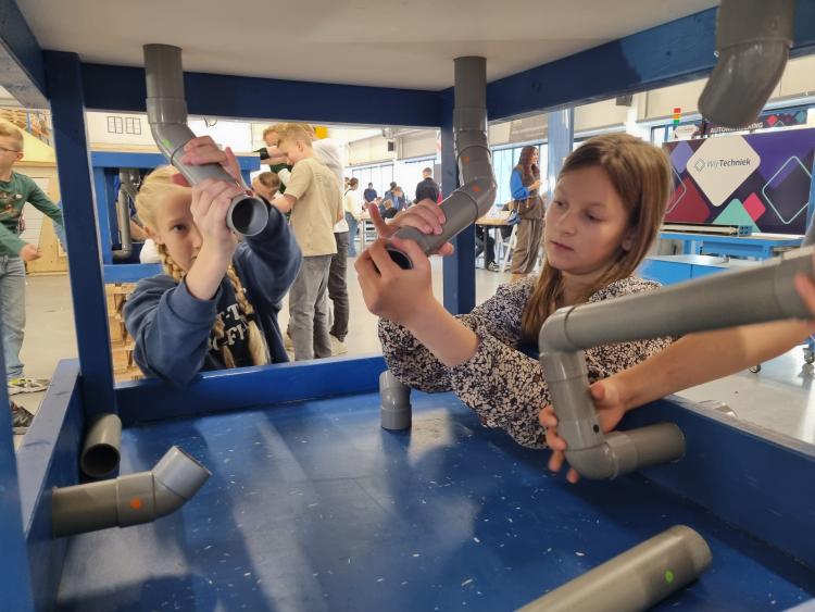 Kinderen groep 8 De Bouwsteen bezoeken techniekfestival