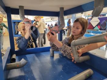 Kinderen groep 8 De Bouwsteen bezoeken techniekfestival
