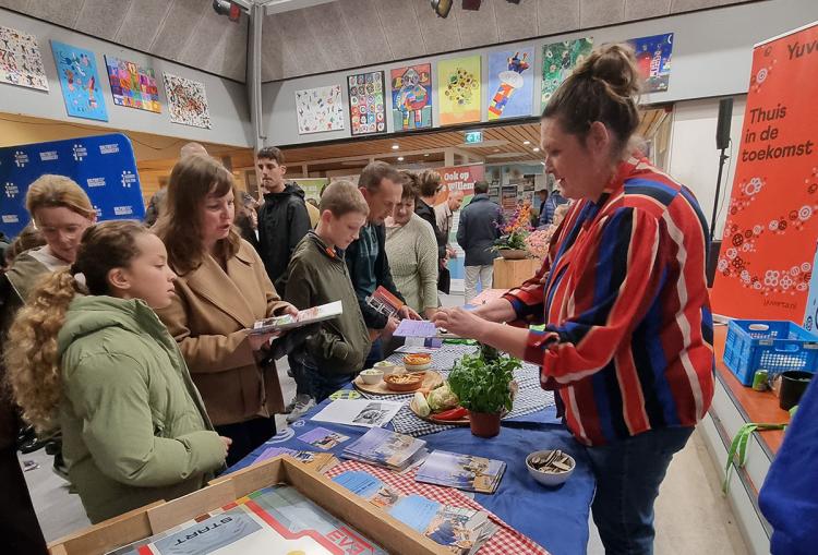 Scholenmarkt bij De Bouwsteen druk bezocht