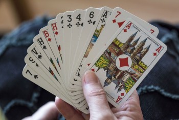 Klaverjassen in Buurthuis Ronduit